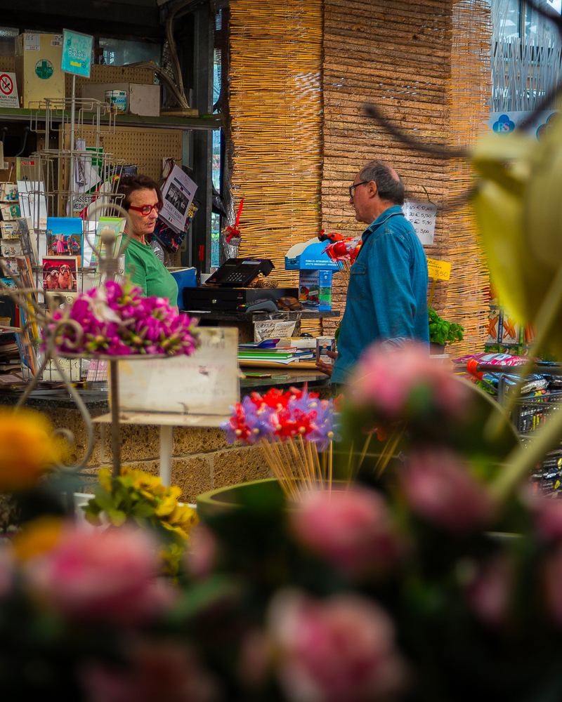 Al banco del vivaio, tra fiori e piante